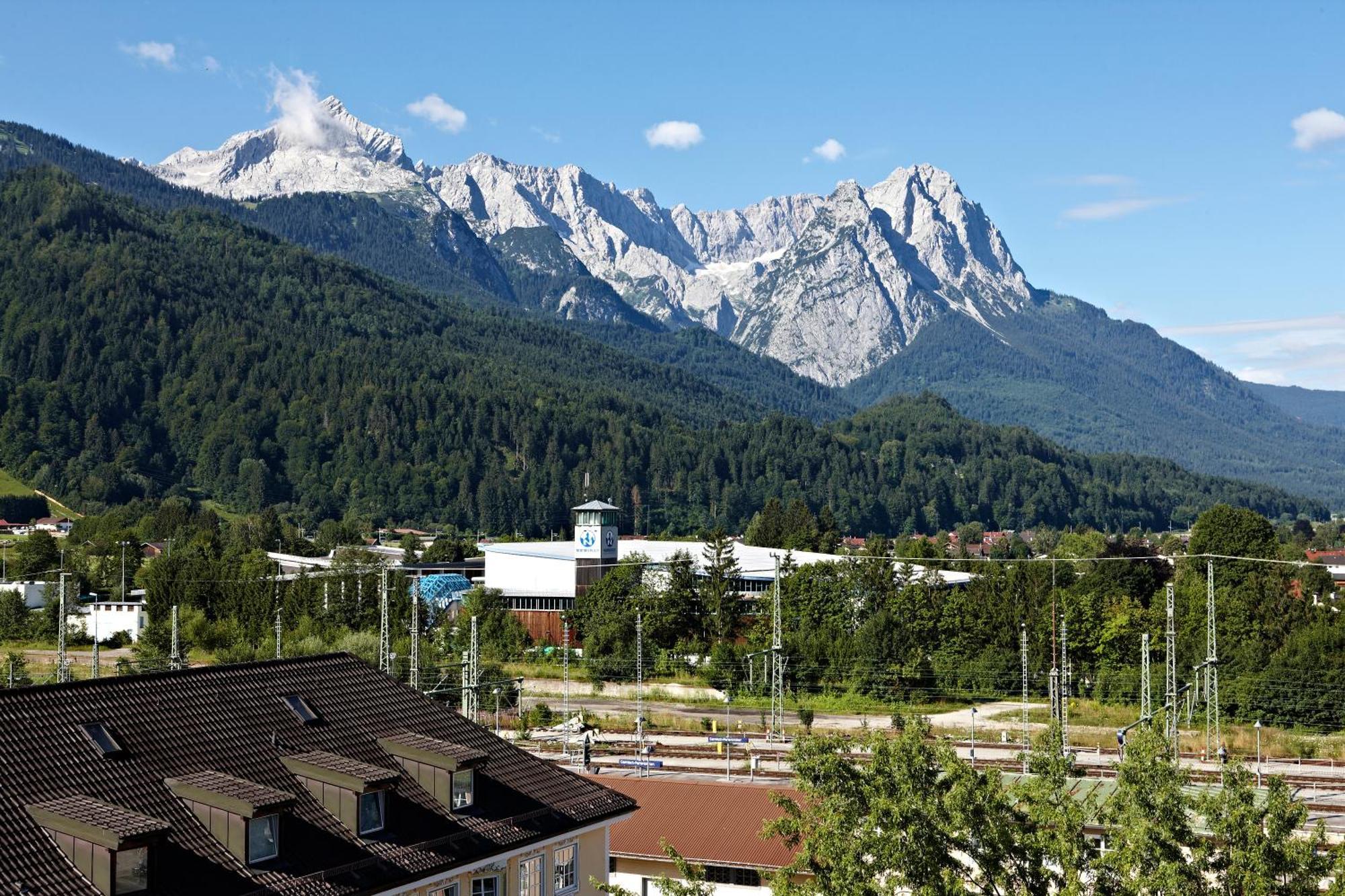 Hotel Vier Jahreszeiten Garmisch-Partenkirchen Bagian luar foto