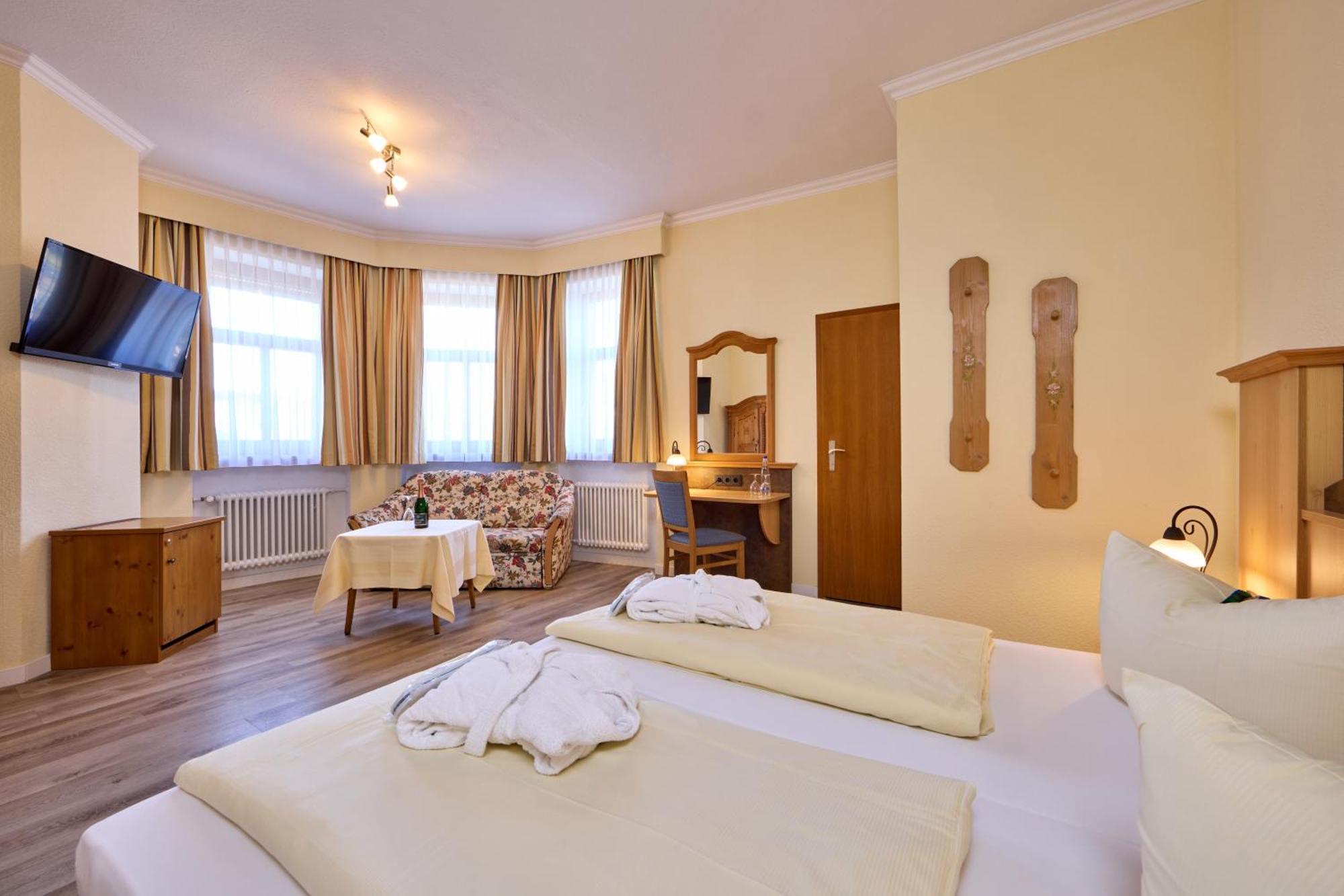 Hotel Vier Jahreszeiten Garmisch-Partenkirchen Bagian luar foto