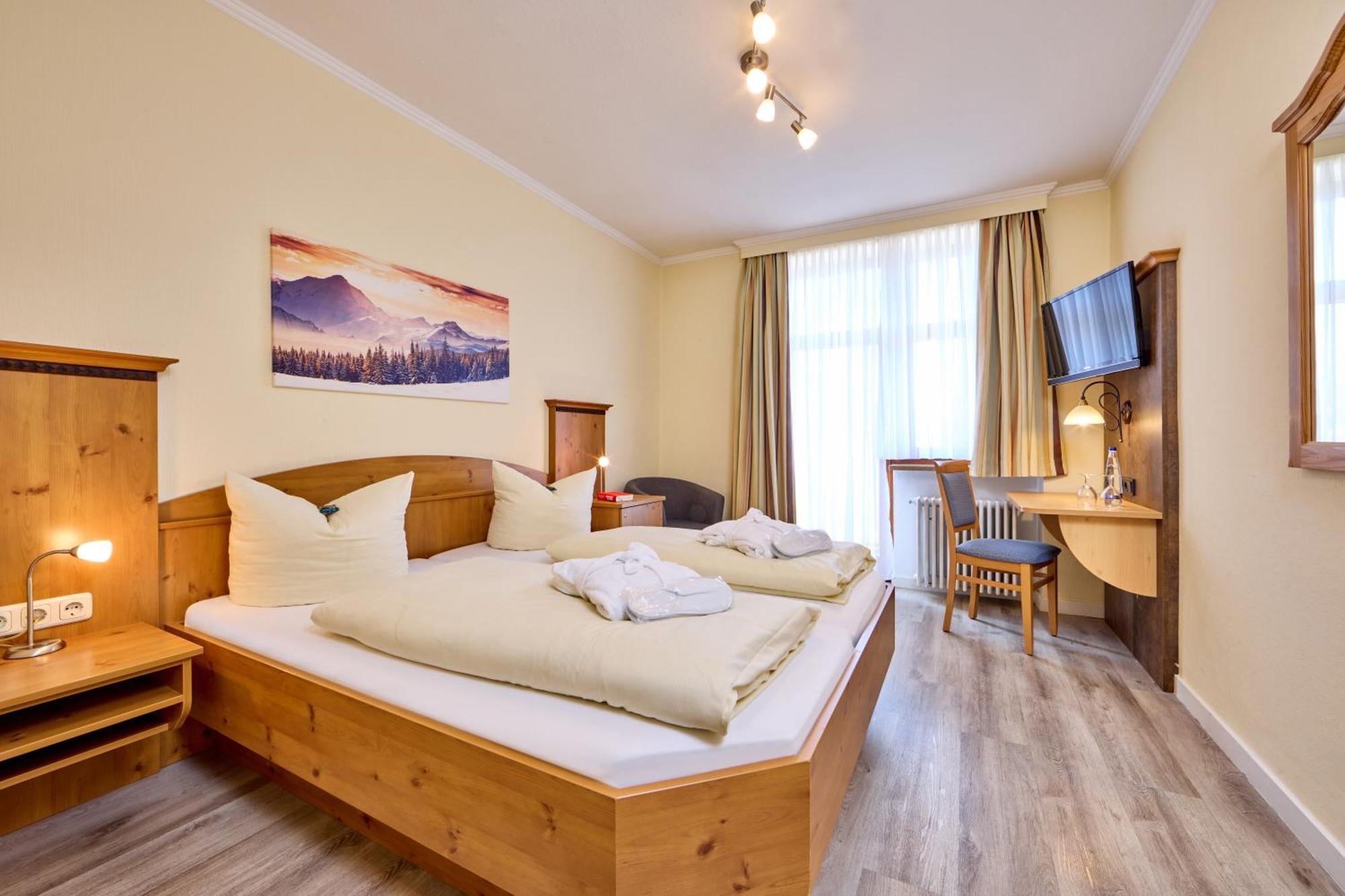 Hotel Vier Jahreszeiten Garmisch-Partenkirchen Bagian luar foto