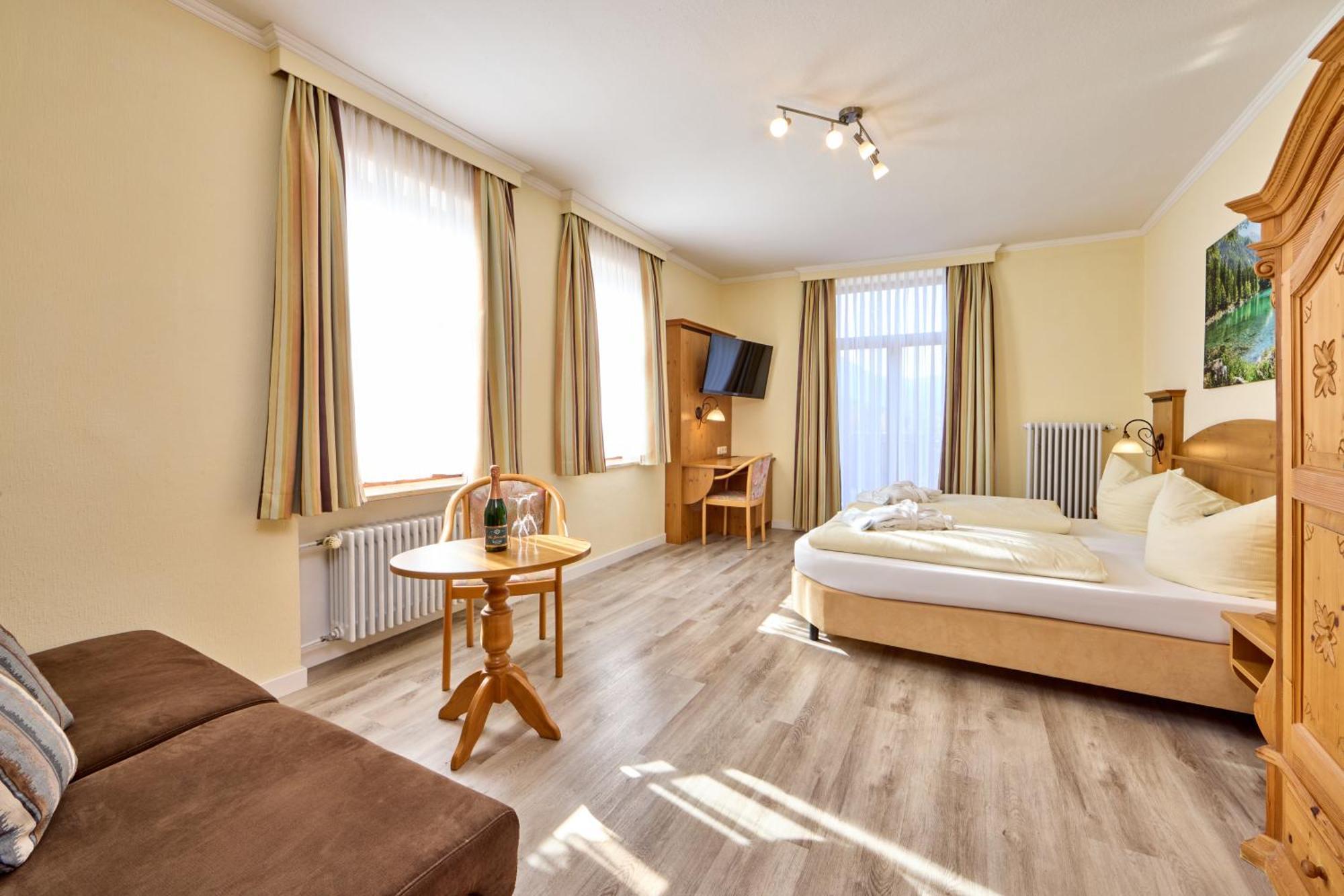 Hotel Vier Jahreszeiten Garmisch-Partenkirchen Bagian luar foto