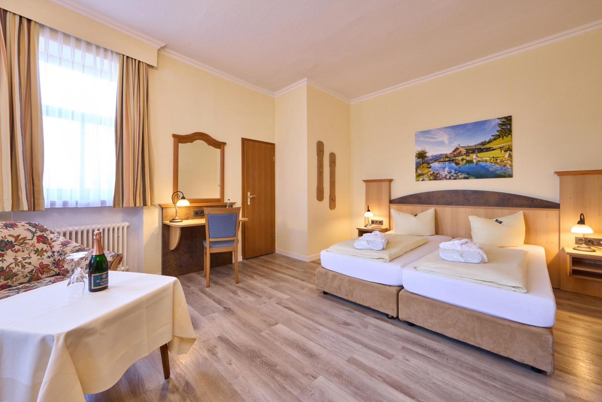 Hotel Vier Jahreszeiten Garmisch-Partenkirchen Bagian luar foto