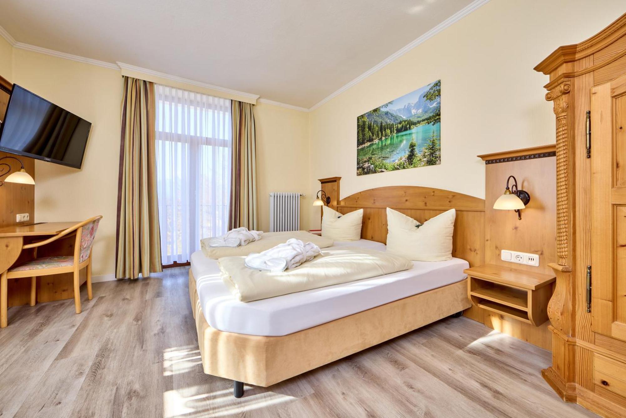 Hotel Vier Jahreszeiten Garmisch-Partenkirchen Bagian luar foto